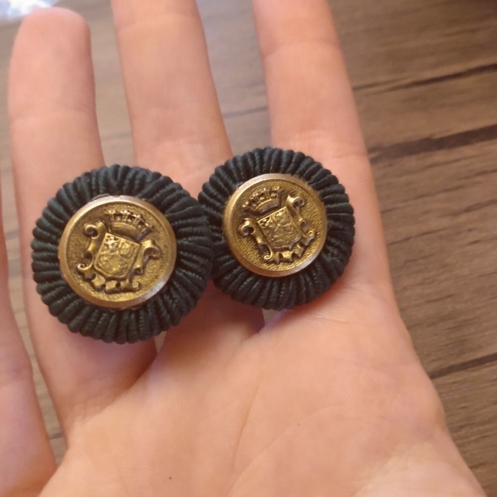 HighĀ fashion Premierādesignā gold plated button earrings